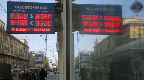 Panneau d'indication des taux de change en roubles de l'euro et du dollar dans les rues de Moscou (illustration).
