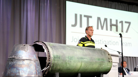 Les membres de la mission JIT exposent la carcasse d'un missile à Bunnik, Pays-Bas, 24 mai