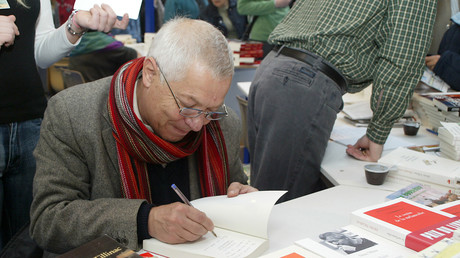L'écrivain Denis Tillinac participe à une séance de signatures lors de la 24e Foire du livre de Brive, le 05 novembre 2005
