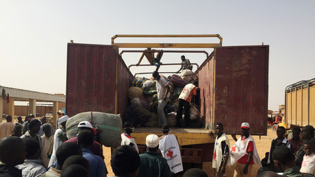 Des migrants nigériens expulsés d'Algérie se rassemblent pour récupérer leurs biens au centre de transit des migrants de l'Organisation internationale pour les migrations (OIM) à Agadez, au Niger, le 6 mai 2016.
