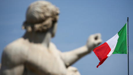 Le drapeau italien flottant sur le palais présidentiel du Quirinal