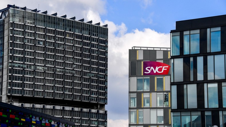 Des cheminots envahissent le siège de la SNCF à Saint-Denis (IMAGES)