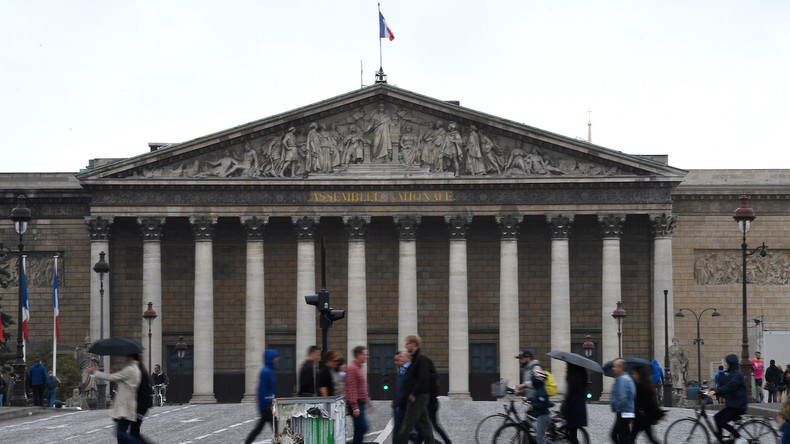 «Allons-nous interdire RT ? Il n'y a pas d'autre sujet !» : la loi anti-fake news devant l'Assemblée
