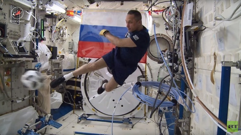 Russie 2018 : deux cosmonautes russes font un match en apesanteur dans l'ISS (VIDEO)