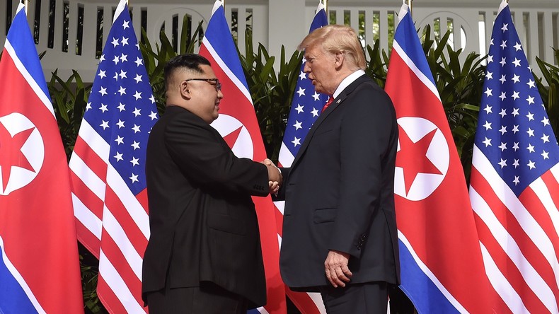 Poignée de main historique entre Donald Trump et Kim Jong-un