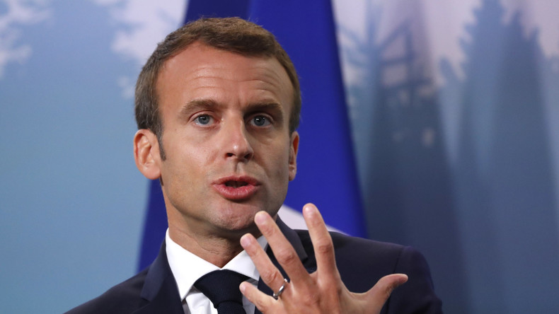«On met un pognon de dingue dans les minima sociaux», estime Emmanuel Macron