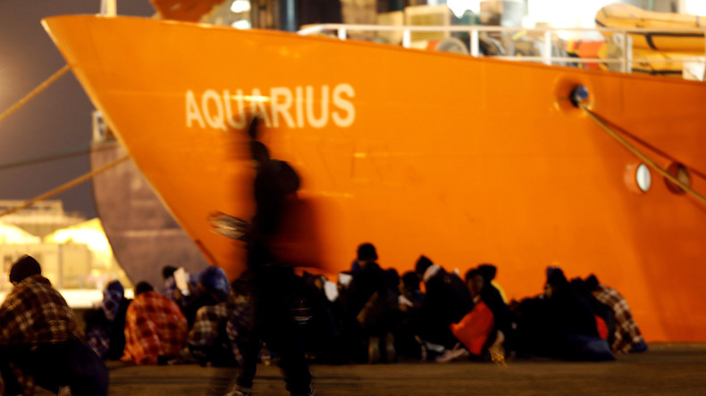 Recueil de migrants en mer : la France peut-elle vraiment faire la leçon à l'Italie ?