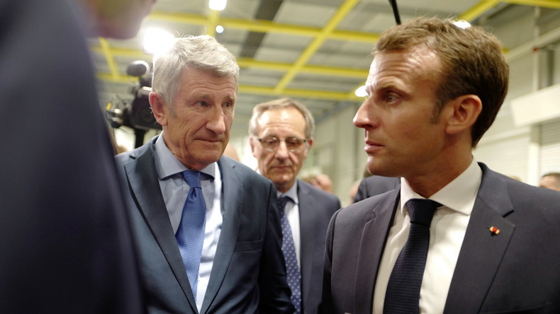 «Monarchie présidentielle» : Philippe de Villiers encense Macron et vante sa réforme de la SNCF