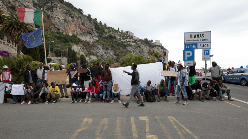 Semelles coupées, brimades... : Oxfam dénonce l'attitude des policiers français avec les migrants