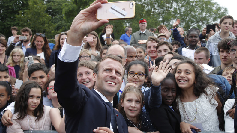 «Tu m'appelles Monsieur le président !» : Macron corrige sèchement un étudiant (VIDEO)