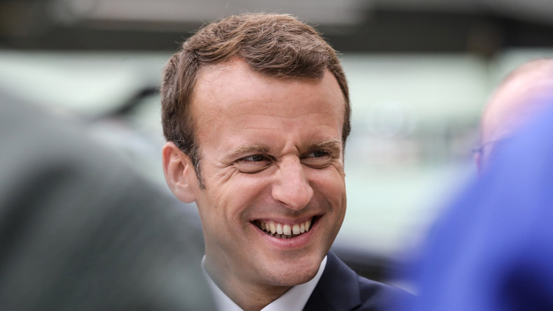 «Regardez jusqu'au bout» : Emmanuel Macron se félicite de la scène dans laquelle il recadre un jeune