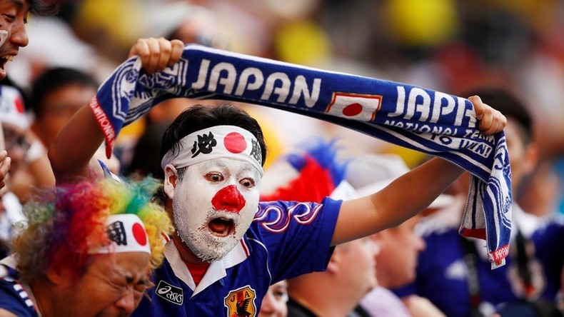 Mondial : les supporters japonais et sénégalais nettoient leurs tribunes à la fin du match (VIDEOS)