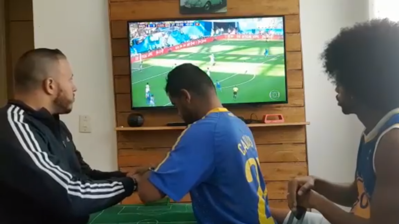 Coupe du monde : un supporter brésilien sourd et aveugle vit les matchs grâce à deux amis