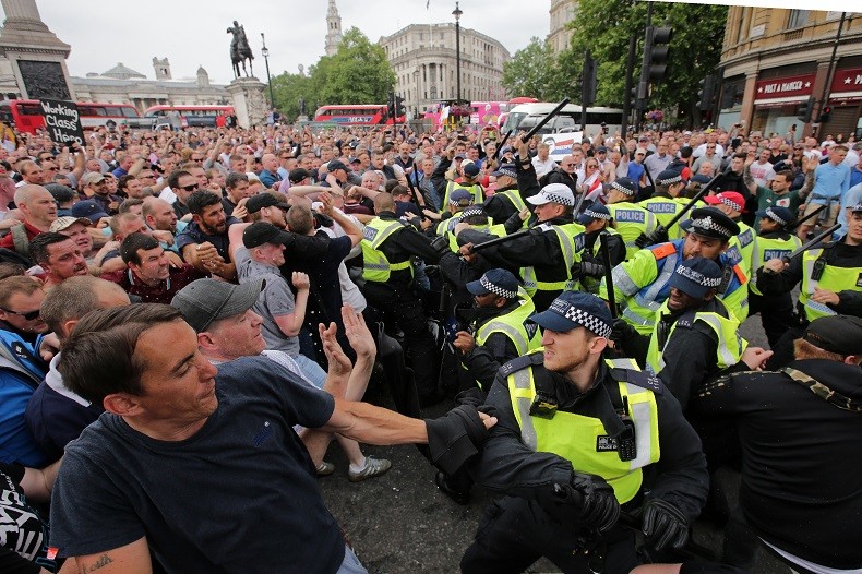 Londres : une manifestation de soutien à Tommy Robinson dégénère, cinq policiers blessés (VIDEOS)