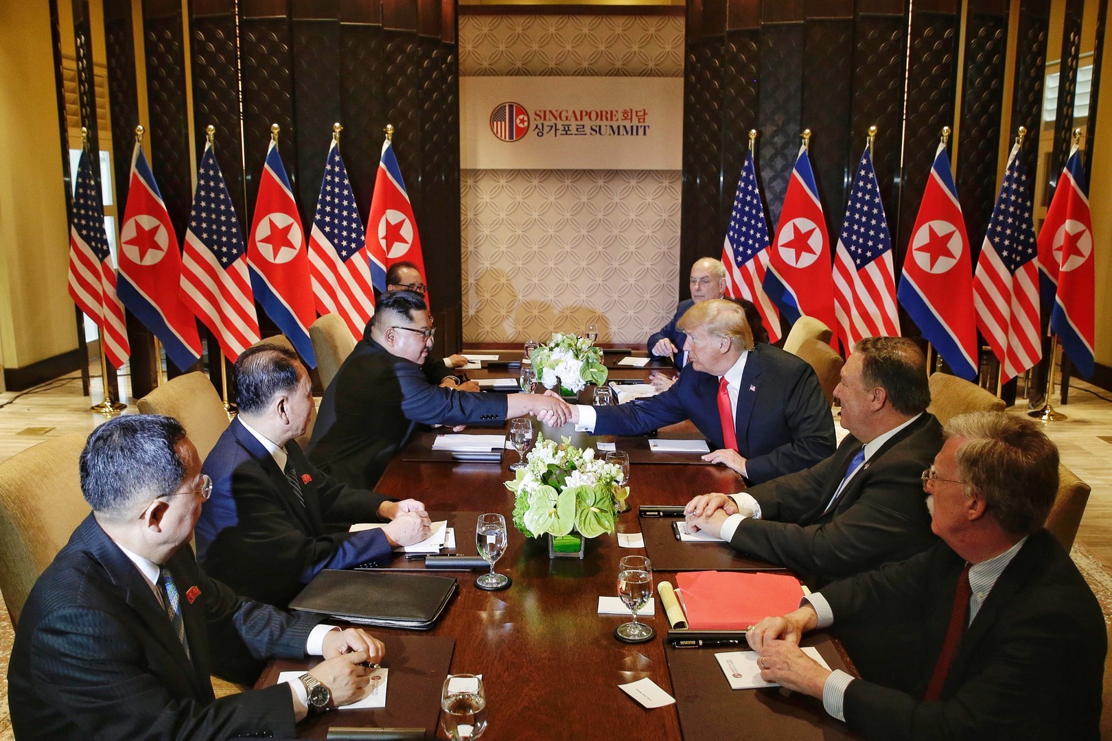 Poignée de main historique entre Donald Trump et Kim Jong-un 
