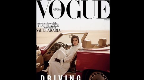 Couverture du Vogue Arabia, où la princesse saoudienne Hayfa bint Abdallah al-Saoud apparaît au volant d'une Mercedes.