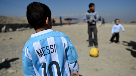 Illustration : un petit garçon afghan arbore un maillot de Lionel Messi à Kaboul