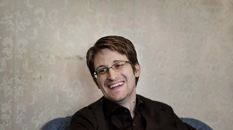 Edward Snowden interviewé par un média suédois à Moscou en 2015.