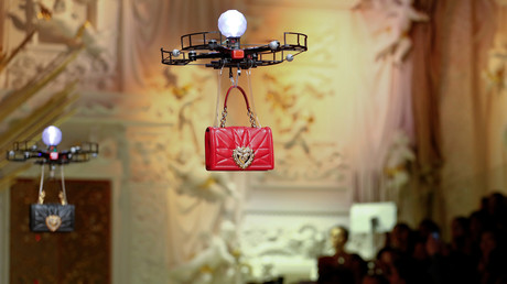 Des drones portent des sacs à main à Milan en février 2018, cet événement aurait inspiré le défilé de Jeddah