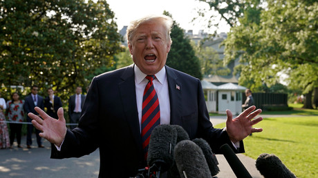 Le président des États-Unis, Donald Trump, prend la parole alors qu'il quitte la Maison-Blanche à Washington (États-Unis) pour se rendre au Sommet du G7 au Canada, le 8 juin 2018. 