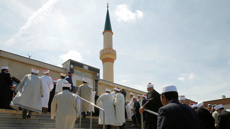 Des imams entrant dans une mosquée à Vienne. Image d'archive