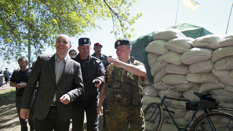 Illustration : Andry Parouby visite un checkpoint dans la région de Dnipropetrovsk le 25 avril 2014