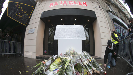 Façade du Bataclan, fleurs en hommage aux victimes.