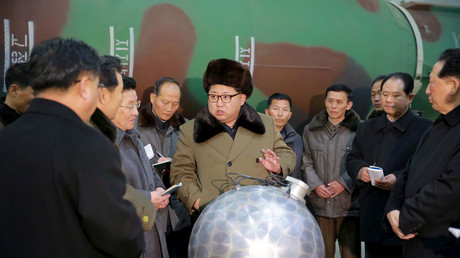 Le leader nord-coréen Kim Jong-un rencontre des scientifiques et des techniciens dans le domaine de la recherche sur les armes nucléaires. Photo non datée publiée par l'Agence de presse coréenne KCNA à Pyongyang le 9 mars 2016. 