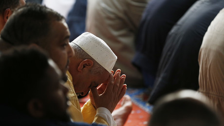 Fidèles musulmans priant dans une mosquée du Havre, images d'illustration.