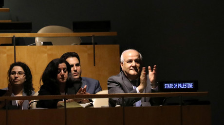 Riyad Mansour, ambassadeur palestinien aux Nations Unies, applaudit l'adoption par l'Assemblée générale des Nations Unies d'une résolution condamnant le recours excessif à la force par les troupes israéliennes contre des civils palestiniens au siège de l'ONU à New York, le 13 juin 2018.