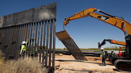 Construction d'une section de barrière anti-immigration entre le Mexique et les Etats-Unis en avril 2018