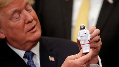 Donald Trump tenant dans sa main un jouet représentant un astronaute, à la Maison Blanche, le 11 décembre 2017, illustration