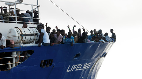 Des migrants sur le bateau Lifeline, sur la mer Méditerranée, le 21 juin 2018

