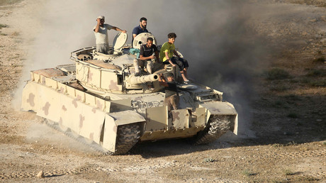 Les rebelles syriens sur un char à Deraa, dans le sud-ouest de la Syrie, le 23 juin 2018