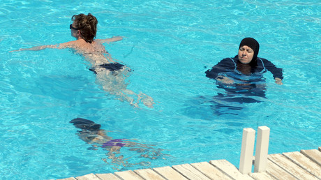 Une femme en burkini nage dans la piscine d'un hôtel de la ville tunisienne de Mahdia, le 31 août 2012 (Image d'illustration)