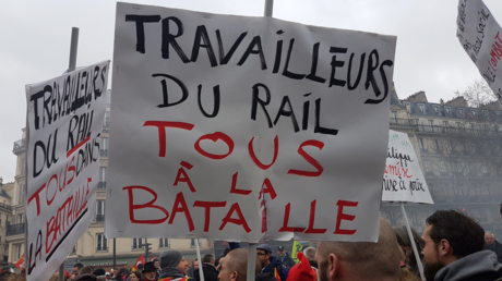 Des personnes défilent lors de la manifestation interprofessionnelle du jeudi 28 juin 2018 à Paris