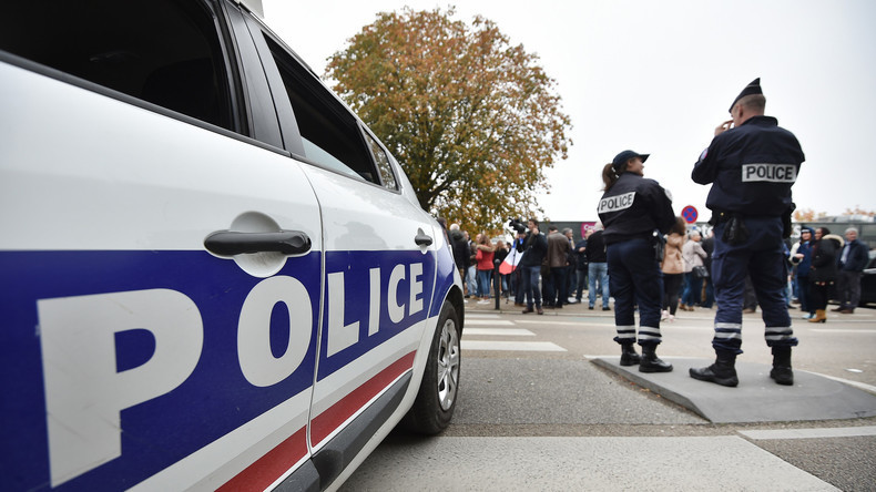 Lyon : une dizaine de personnes tendent une embuscade à un policier et ses proches