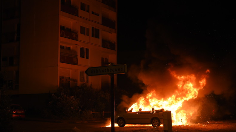 Nantes : quatrième nuit de violences, le policier mis en examen (IMAGES)