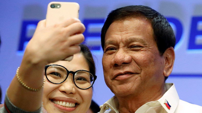 Le président philippin Rodrigo Duterte exige un «selfie» avant d'admettre l'existence de Dieu