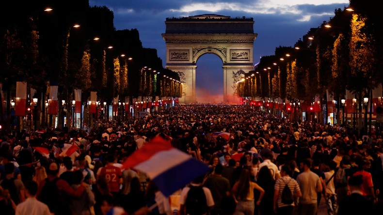 Mondial : les Français célèbrent leur victoire sur la Belgique sur les Champs-Elysées (VIDEO)