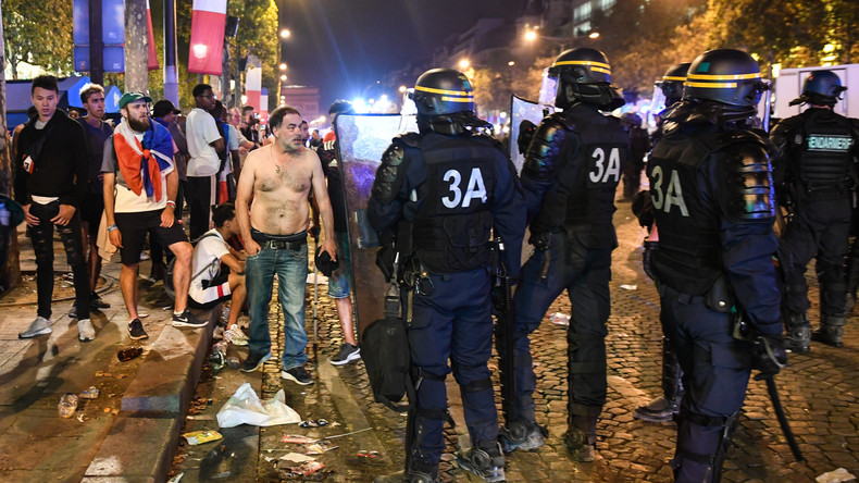 Incidents violents sur les Champs-Elysées à Paris après la victoire des Bleus