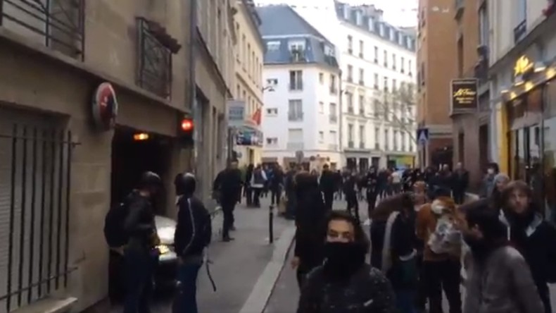 Un collaborateur d'Emmanuel Macron filmé en train de frapper un manifestant le 1er mai (VIDEO)