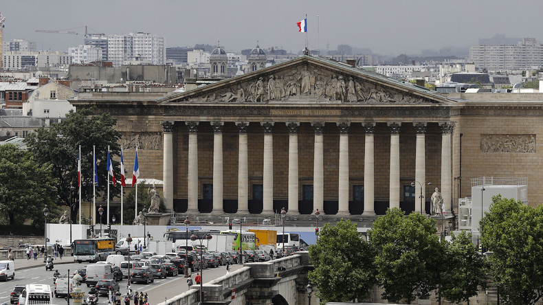 «Des fadaises» : après la sortie de Macron, que peuvent faire les parlementaires et les médias ?