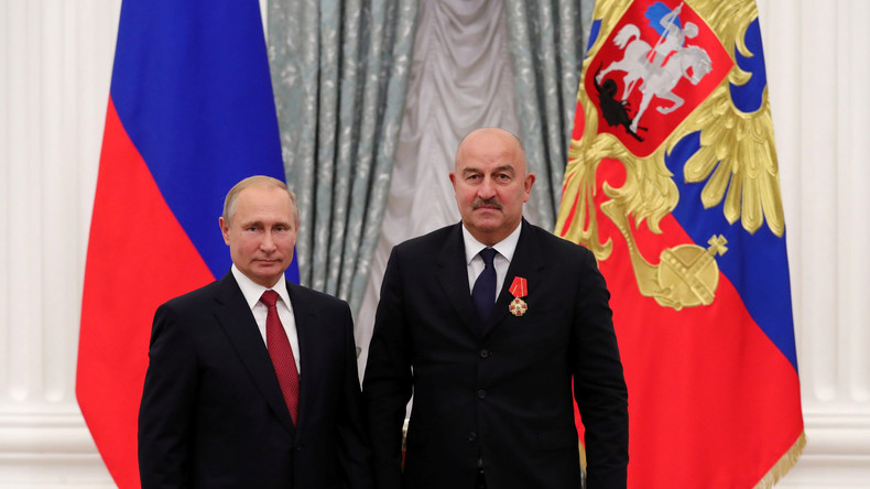 L’entraîneur de la Russie décoré de l'Ordre d'Alexandre Nevski par Vladimir Poutine (VIDEO)