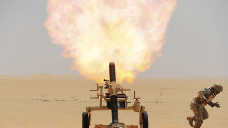 Illustration : un soldat saoudien lance un obus sur des positions de Houthis au Yémen, en avril 2015