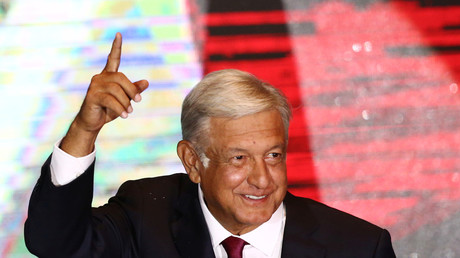 Le candidat à la présidence Andres Manuel Lopez Obrador salue ses partisans après sa victoire aux élections présidentielles, à Mexico, le 1er juillet 2018.
