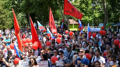 Manifestation contre le relèvement de l'âge du départ à la retraite à Tchéliabinsk (Oural), le 1er juillet 2018. On distingue les drapeaux rouges du Parti révolutionnaire des travailleurs de Russie.