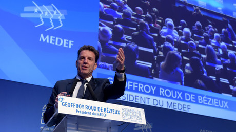Geoffroy Roux de Bézieux, nouveau président du Medef, prend la parole à la tribune de l'assemblée générale de l’organisation patronale, à Paris, le 3 juillet 2018, jour de son élection.