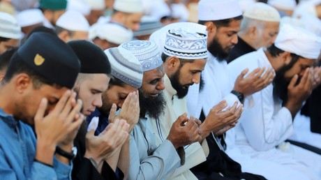 Des musulmans prennent part à la prière marquant la fin du ramadan et le début de l'Aïd al-Fitr à Saint-Denis de la Réunion, le 15  juin 2018