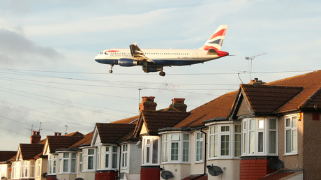 Un Airbus A320-200 de British Airways survole des habitations lors de son approche vers l'aéroport d'Heathrow, à Londres, en Grande-Bretagne, le 10 janvier 2018 (illustration).